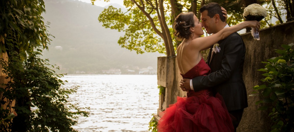 Una festa in rosso in riva al lago: in tre per un ‘sì’